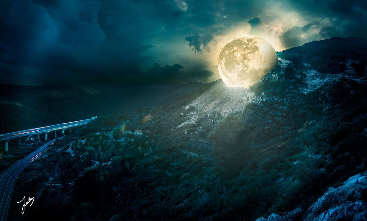 Foto de luna llena sobre montaña